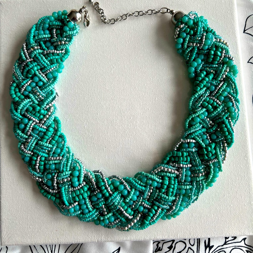 Flexible turquoise beaded necklace
